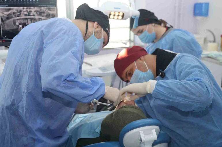 Iğdır Üniversitesi’nde bir ilk: Ağız ve Diş Sağlığı Hastanesi’nde implant tedavisi başladı 