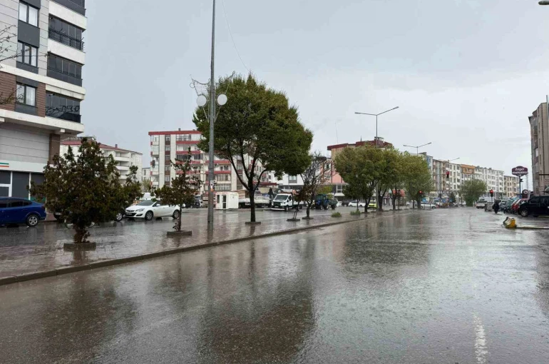Iğdır’da 5 dakikalık sağanak hayatı felç etti 