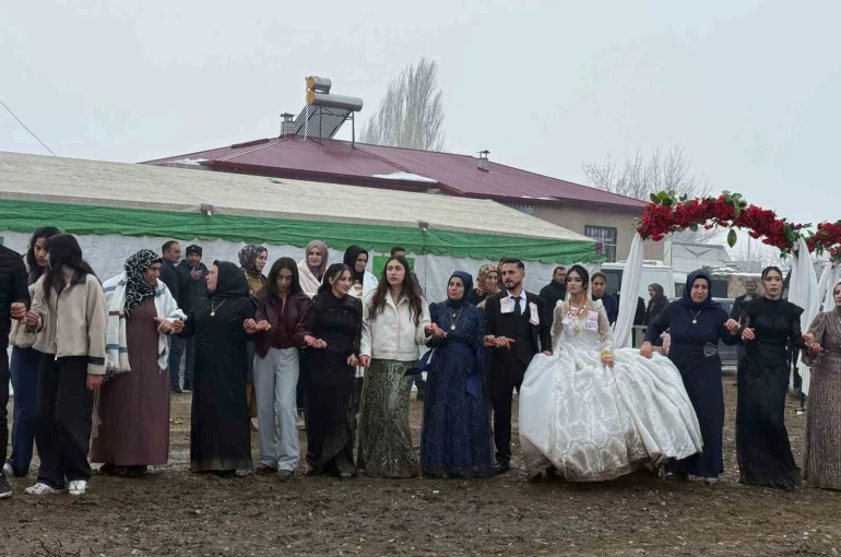 Iğdır’da bahçe düğünü geleneği kar ve çamura rağmen sürüyor 