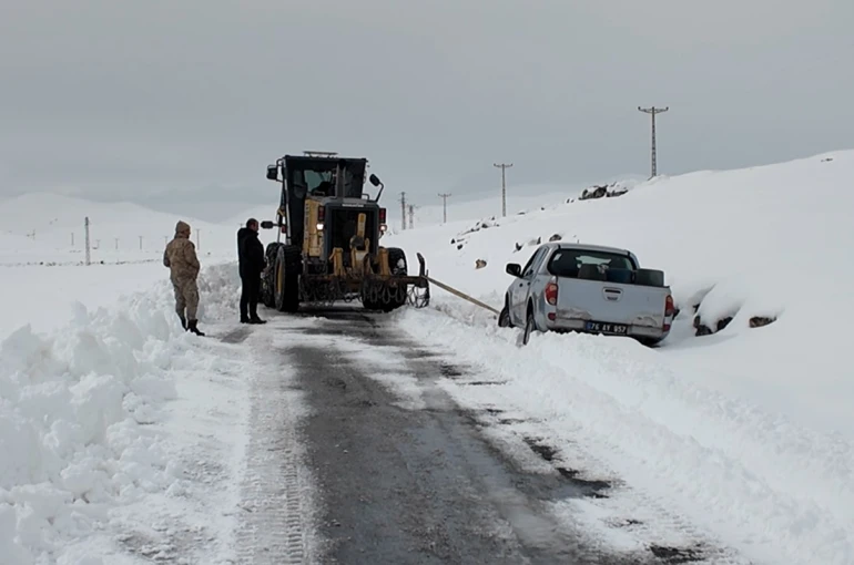 Iğdır’da kapalı 5 köy yolunda çalışmalar devam ediyor 