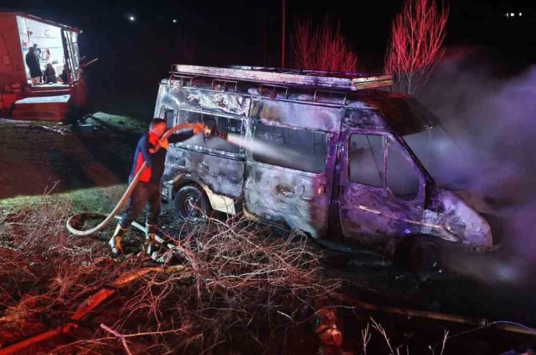 Iğdır’da muhtara ait minibüs yandı: Kundaklama şüphesi 