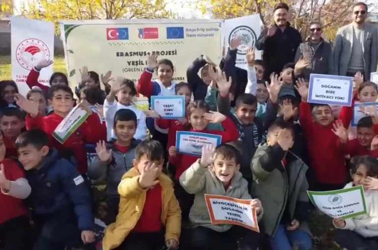 Iğdır’da "Yeşil diller" projesi kapsamında eğitim ve kuş gözlemi etkinliği 