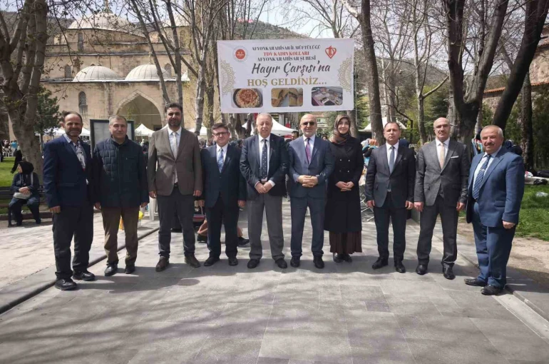 İhtiyaç sahibi gençlerin evlilik masrafları için hayır çarşısı yapıldı 