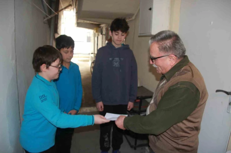 İhtiyaç sahipleri için harçlıklarını biriktiren öğrenciler duygulandırdı 