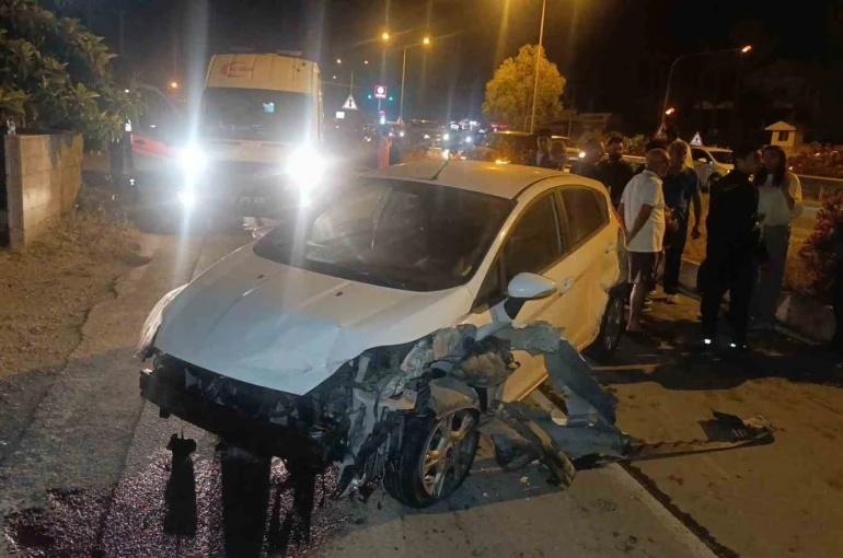 İki araçla çarpışan otomobilden burnu kanamadan çıktı 