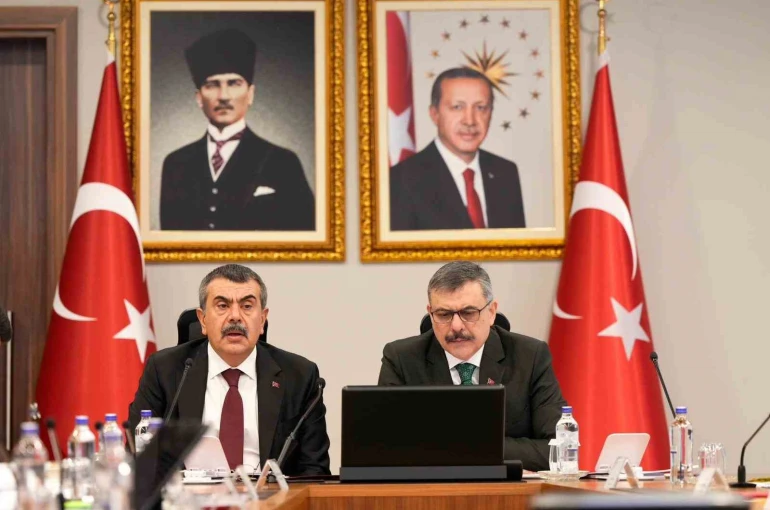 İki bakandan 81 il valisi ve il milli eğitim müdürü ile toplantı