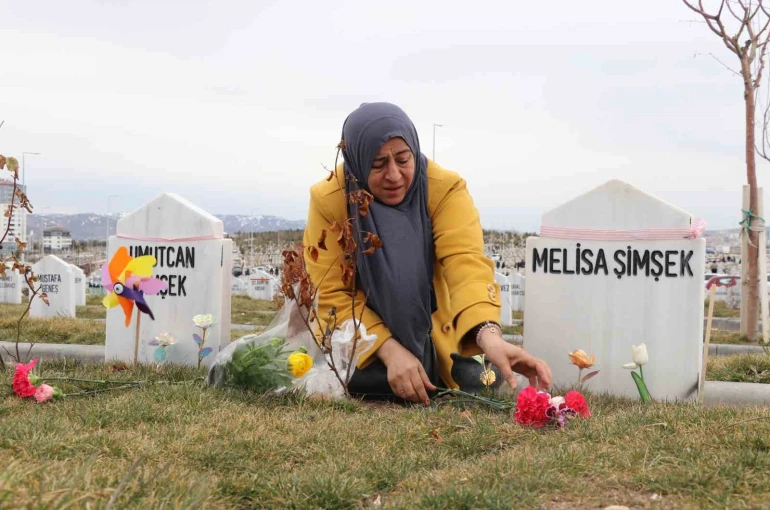 İki evladı vahşice öldürülen anne, bayram öncesi evlatlarının kabrini ziyaret etti 