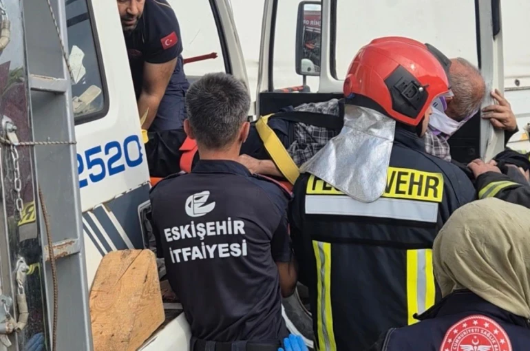 İki kamyonun karıştığı kazada sıkışan sürücüyü itfaiye ekipleri çıkardı