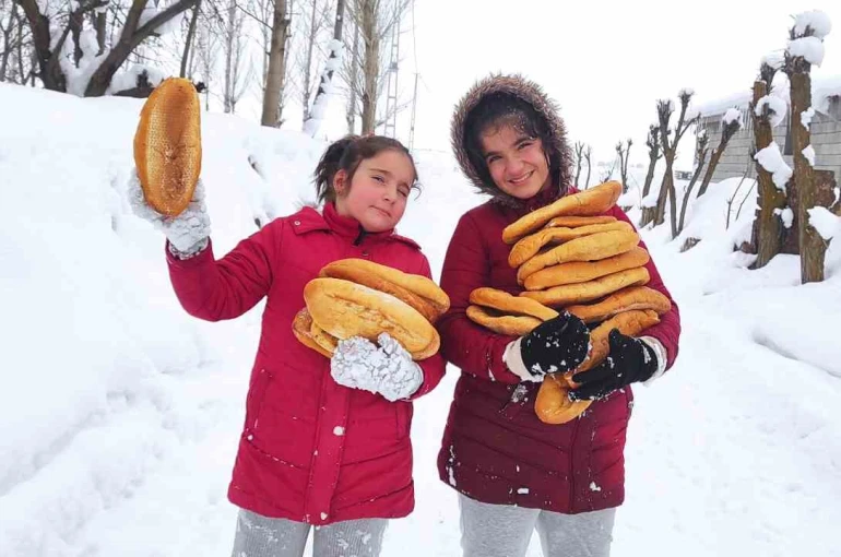 İki kardeşten yaban hayvanlarına şefkat eli 