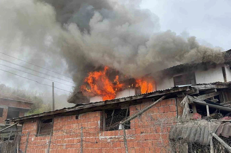 İki katlı ev alev alev yandı 