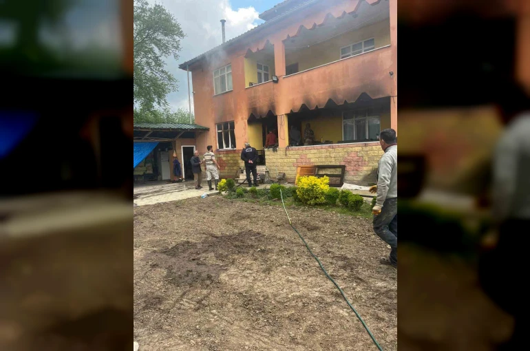 İki katlı evin mutfağında çıkan yangın paniğe neden oldu 