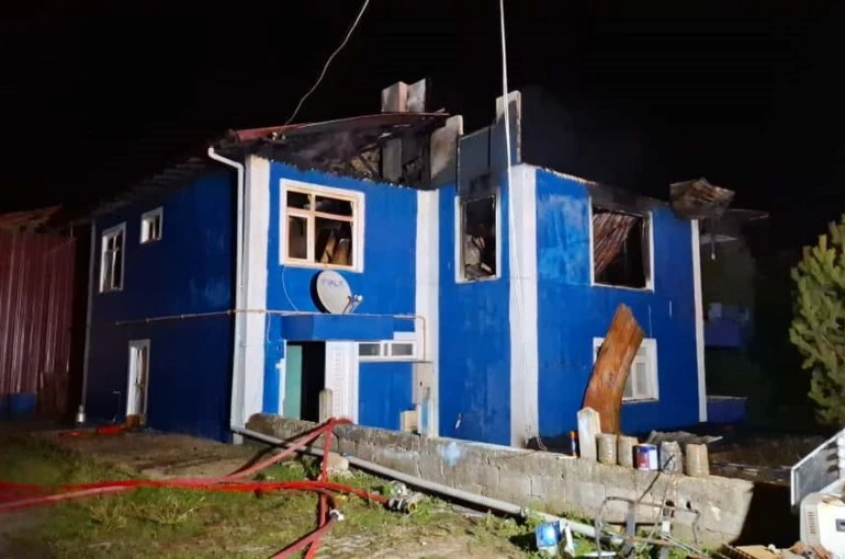 İki katlı evin üst katı alev topuna döndü 