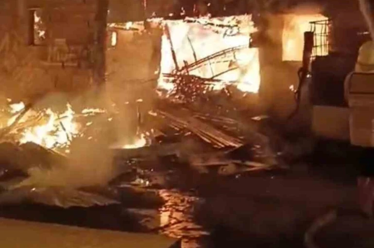 İki katlı müstakil ev küle döndü, görme engelli bir kişi hayatını kaybetti 