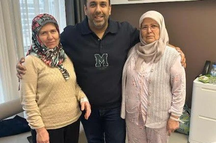 İki kız kardeş kanseri aynı gün yendi