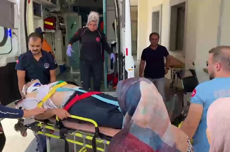 İki otomobil çarpıştı: 1’i çocuk 4 yaralı 