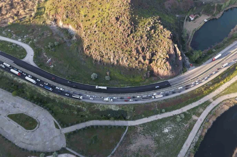 İki otomobil çarpıştı, 3 kişi yaralandı: Trafik yoğunluğu havadan görüntülendi 