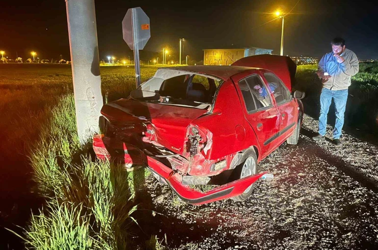 İki otomobil çarpıştı, iki kişi hastanelik oldu 