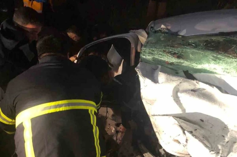 İki otomobil kafa kafaya çarpıştı: 7 yaralı 