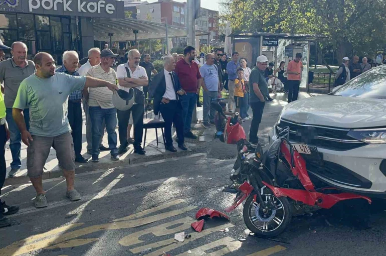 İki otomobilin arasında kağıt gibi ezildi: Motosiklet üzerindeki 2 kişi kazadan yaralı kurtuldu 
