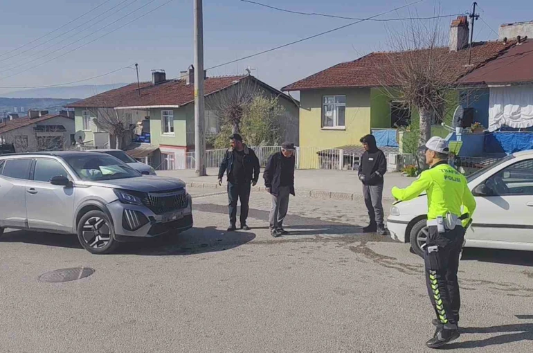 İki otomobilin çarpıştığı kazada 3 kişi yaralandı