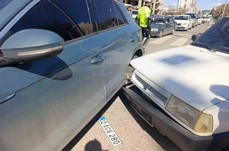 İki otomobille çarpışan motosiklet sürücüsü yaralandı 