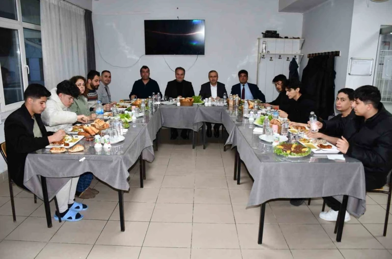 İl Milli Eğitim Müdürü Aydın, öğrencilerle iftar yaptı