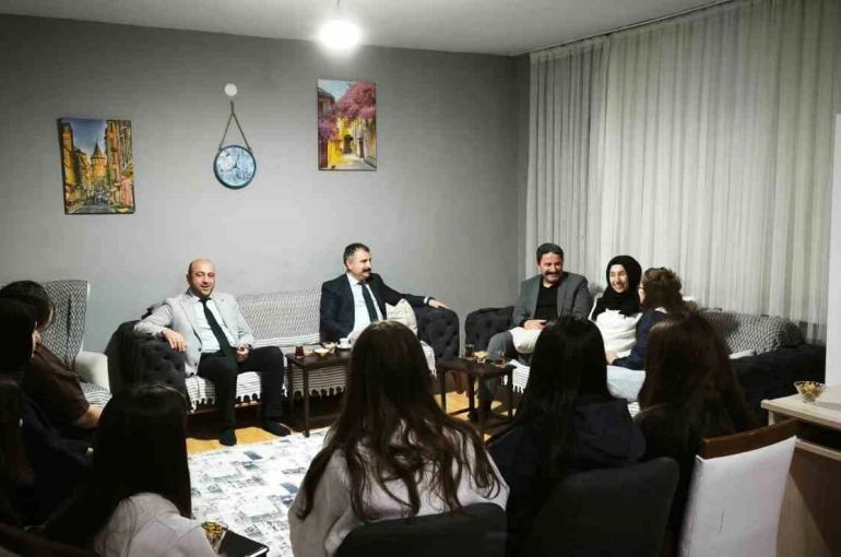 İl müdürleri, çocukların iftar sofrasına misafir oldu 