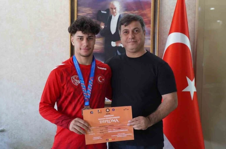 İl Müdürü Yunus Öztürk’ten milli güreşçiye tebrik 