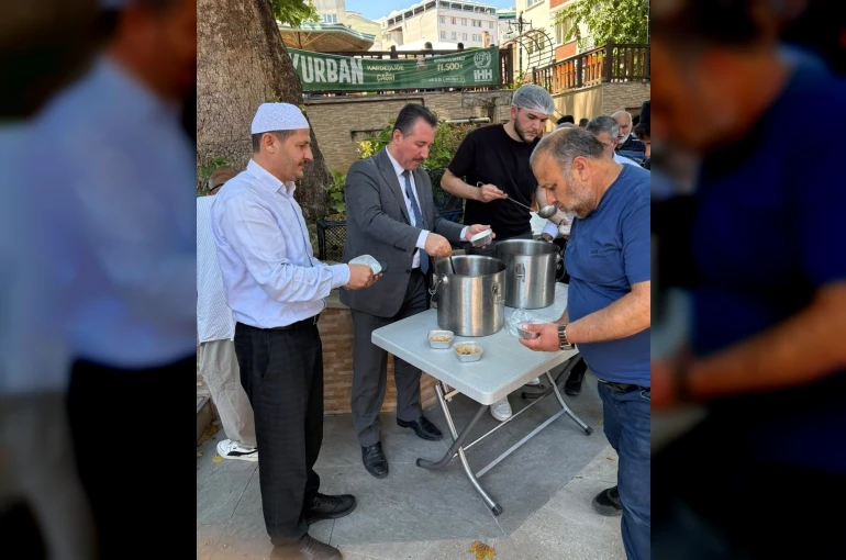 İl Müftüsü Dilek kazan başına geçerek aşure dağıttı 