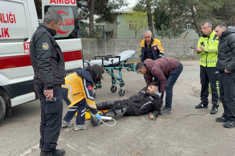 İlaç firmasının motosikleti doktorun aracına çarptı: 1 yaralı 