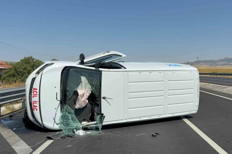 İlaç taşıyan araç bariyerlere çarparak devrildi 