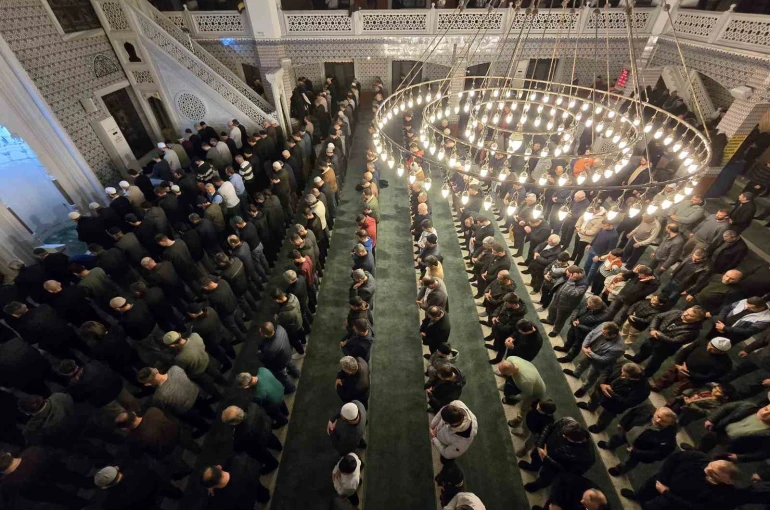 İlk teravihte vatandaşlar camiye akın etti