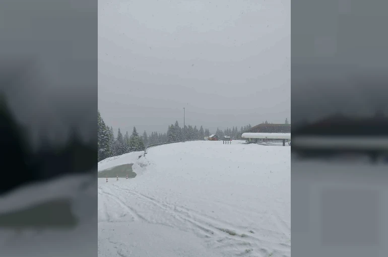 İlkbahar yerini kışa bıraktı, turizm alanı yeniden beyaz örtüyle kaplandı 