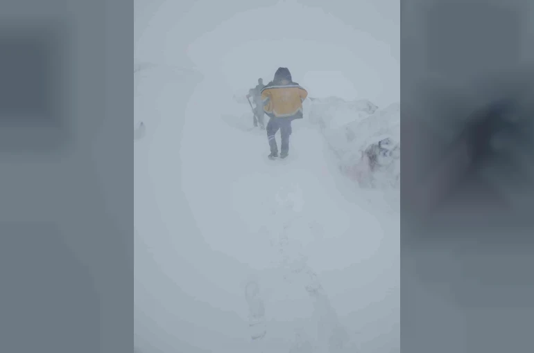 İlkbaharda kar şaşkınlığı, belde yolu ulaşıma kapandı 