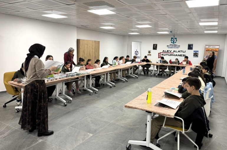 İlkokul öğrencileri elektronik atıklardan tablo yaptı 