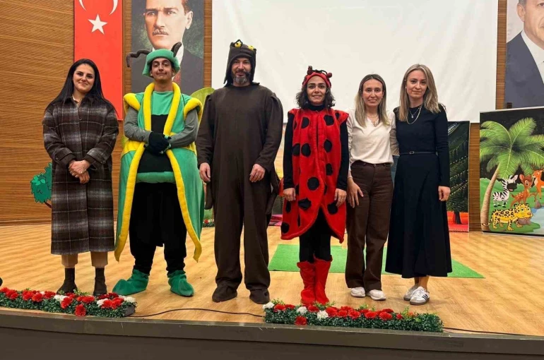 İlkokul öğrencilerinin tiyatro coşkusu 