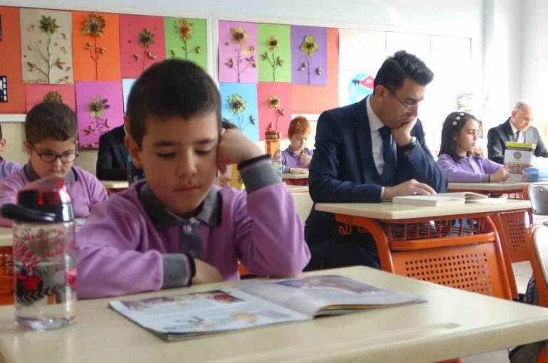 İlkokul, ortaokul ve lise düzeyindeki bütün okullarda ilk dersin ilk 20 dakikası kitap okuma saati 