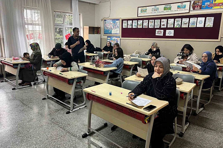 İlkokulda veliler kitap okuma yarışmasında ter döktü 