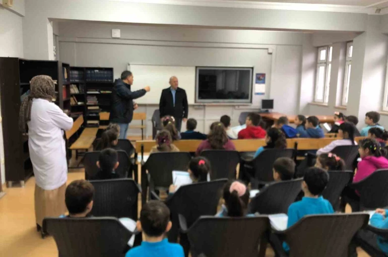 İlkokulda yerel yönetimler dersine giren muhtar öğrencilere görevini anlattı 