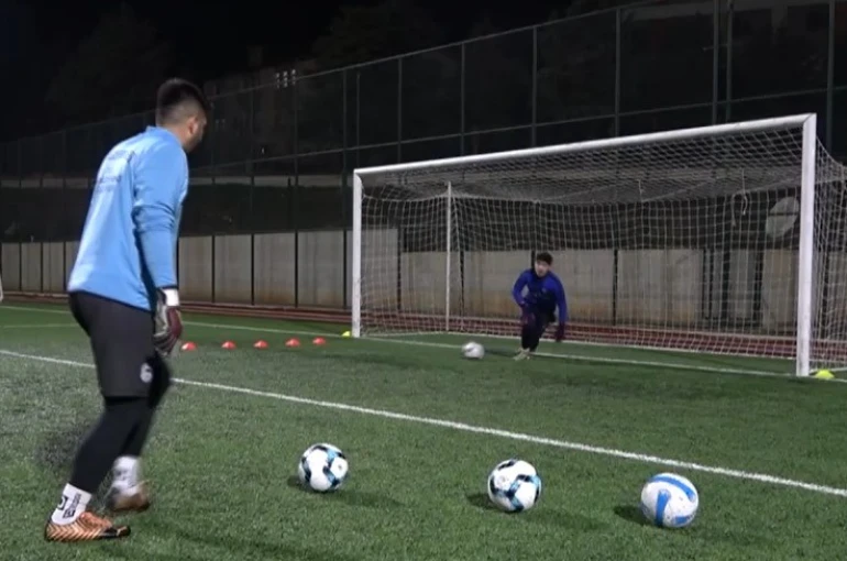 İmam ve esnaflar gençleri kötü alışkanlıklardan korumak için kulüp satın aldı