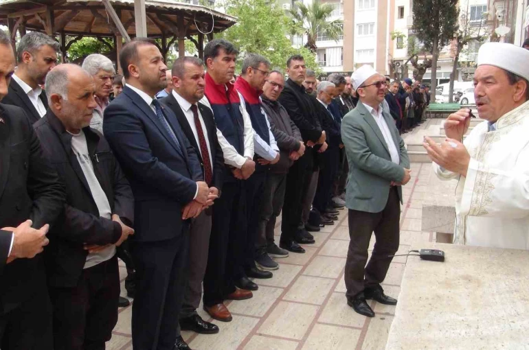 İmamın titreyen sesiyle konuşması duygulandırdı 