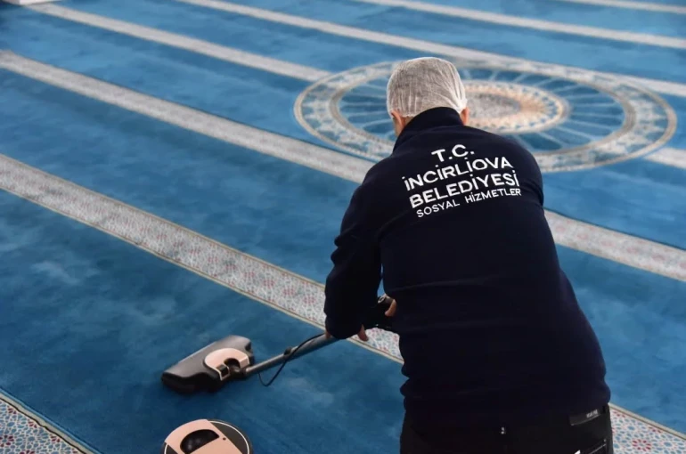 İncirliova Acarlar Camii’nde temizlik çalışması yapıldı 