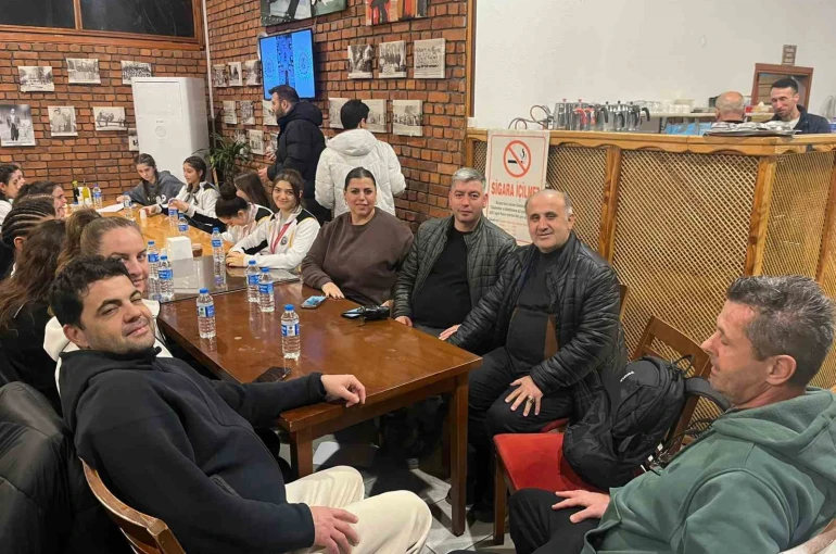 İncirliova Belediyesi yolda kalan sporcuların yardımına koştu 