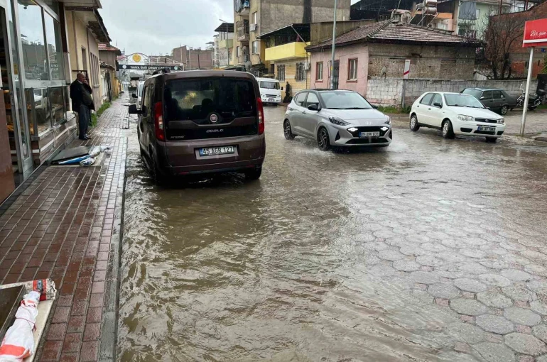 İncirliova’da sağanak yağış hayatı olumsuz etkiledi