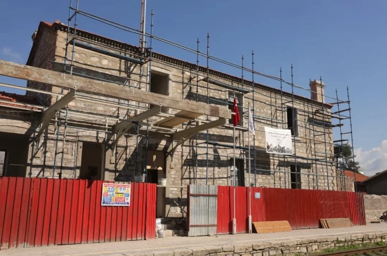 İncirliova’daki tarihi istasyon binası aslına uygun restorasyonla yenileniyor 