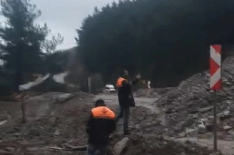 İnebolu-Doğanyurt-Cide karayolu heyelan sebebiyle ulaşıma kapandı 