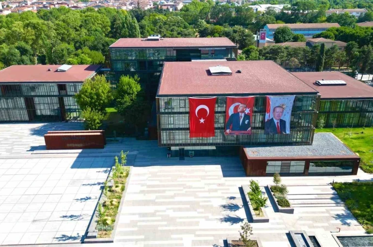 İnegöl Belediyesi’nden bin 500 öğrenciye kırtasiye yardımı 