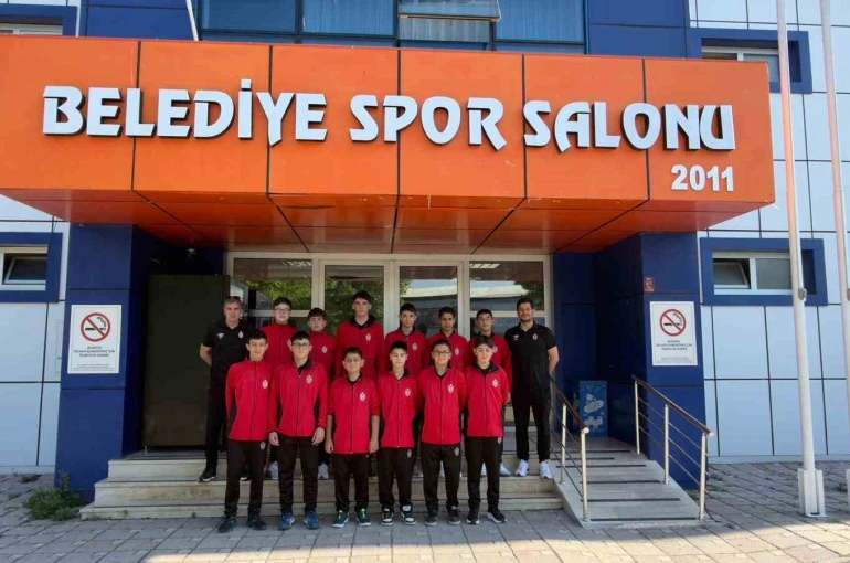İnegöl Belediyespor Midi Erkekler Voleybol Takımı Türkiye Şampiyonasında 