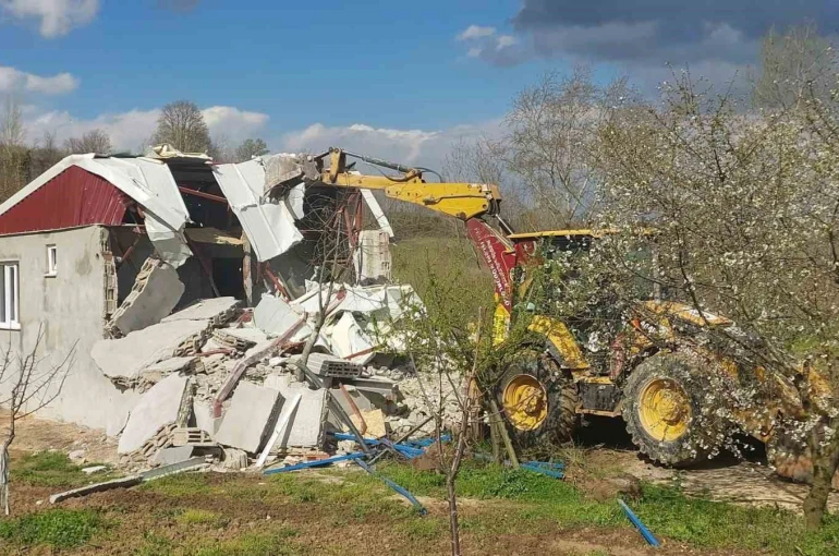 İnegöl’de 142 kaçak yapı yerle bir edildi 