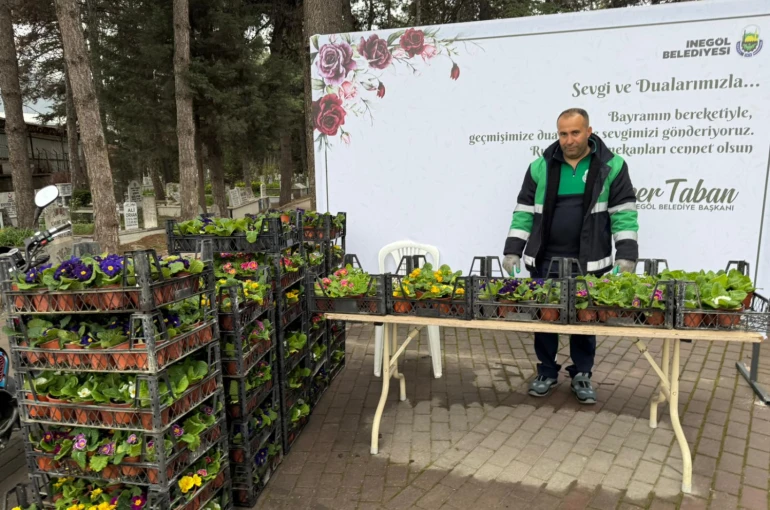 İnegöl’de bayram öncesi mezarlıklar çiçek bahçesine büründü 